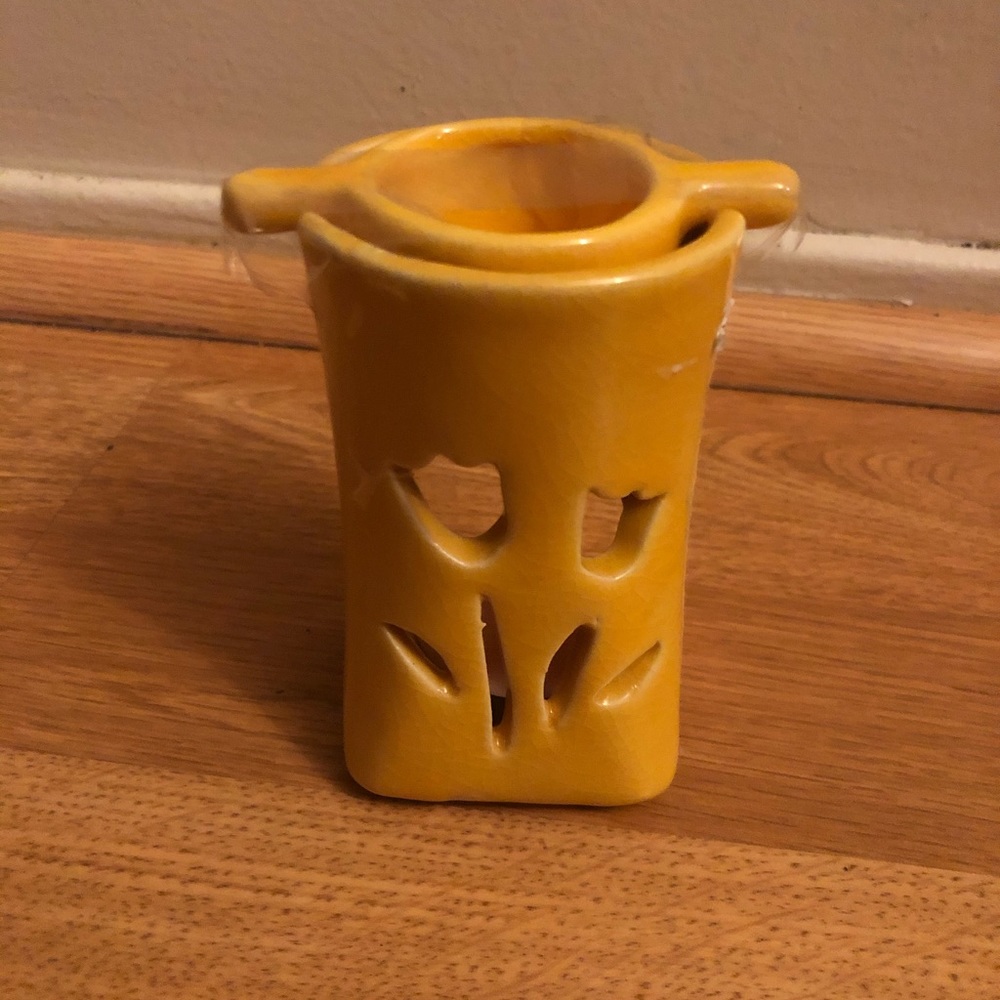 💙 4/$20 So cute ceramic Tea light oil warmer